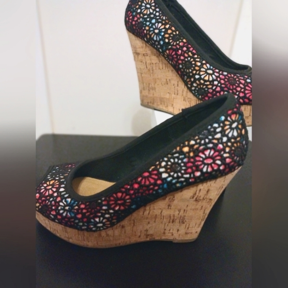 LOTUS BOSS SHINE- SIZE 9 peep toe wedges